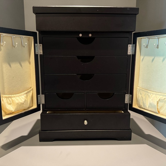 Gorgeous Solid Oak Jewelry Cabinet - Picture 2 of 5